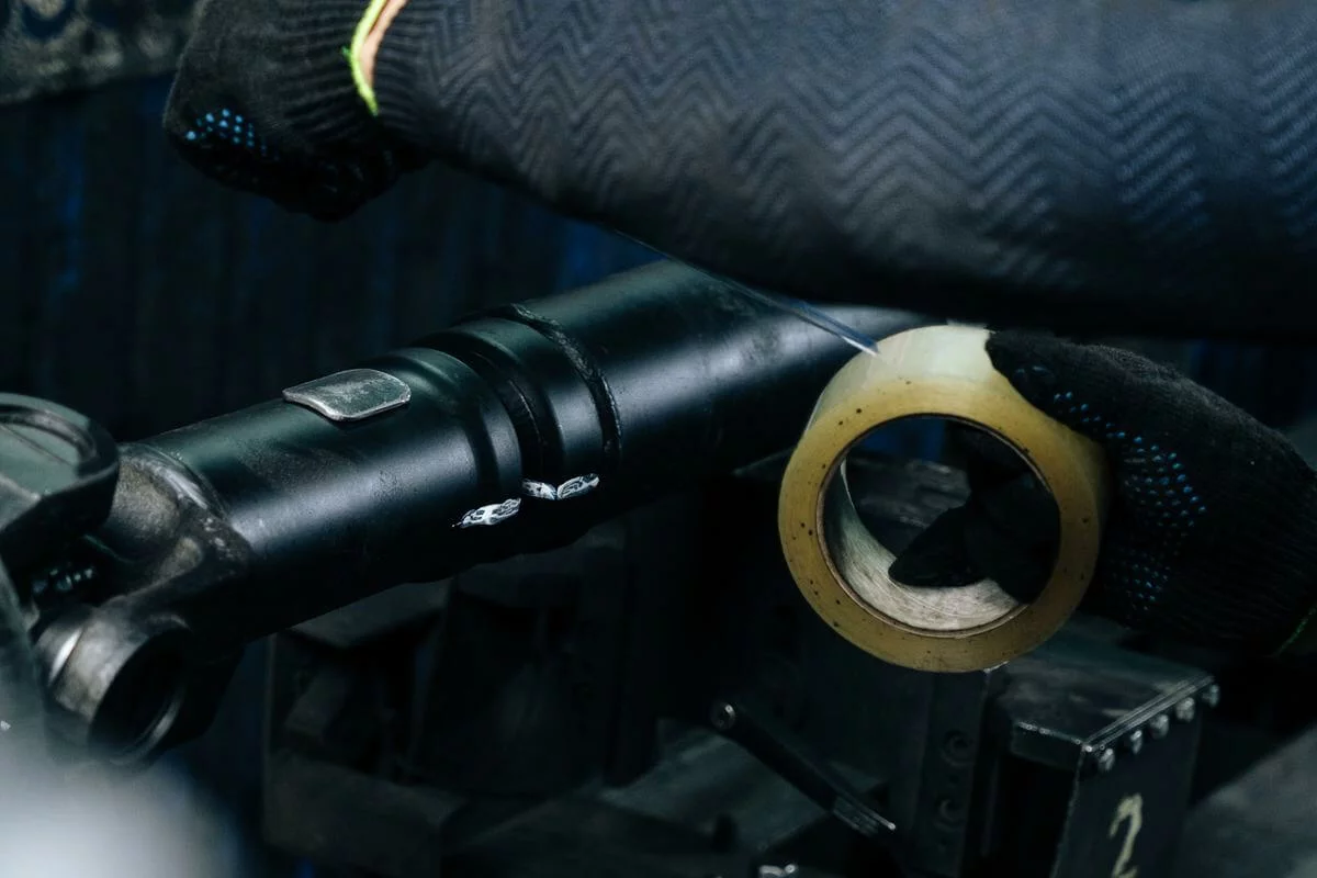 Отлетел балансировочный грузик на кардане: симптомы, можно ли ездить и что делать